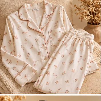 Conjunto de pijama floral delicado como inspiração